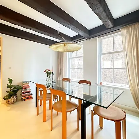 Luxurious Authentic 3br アパート